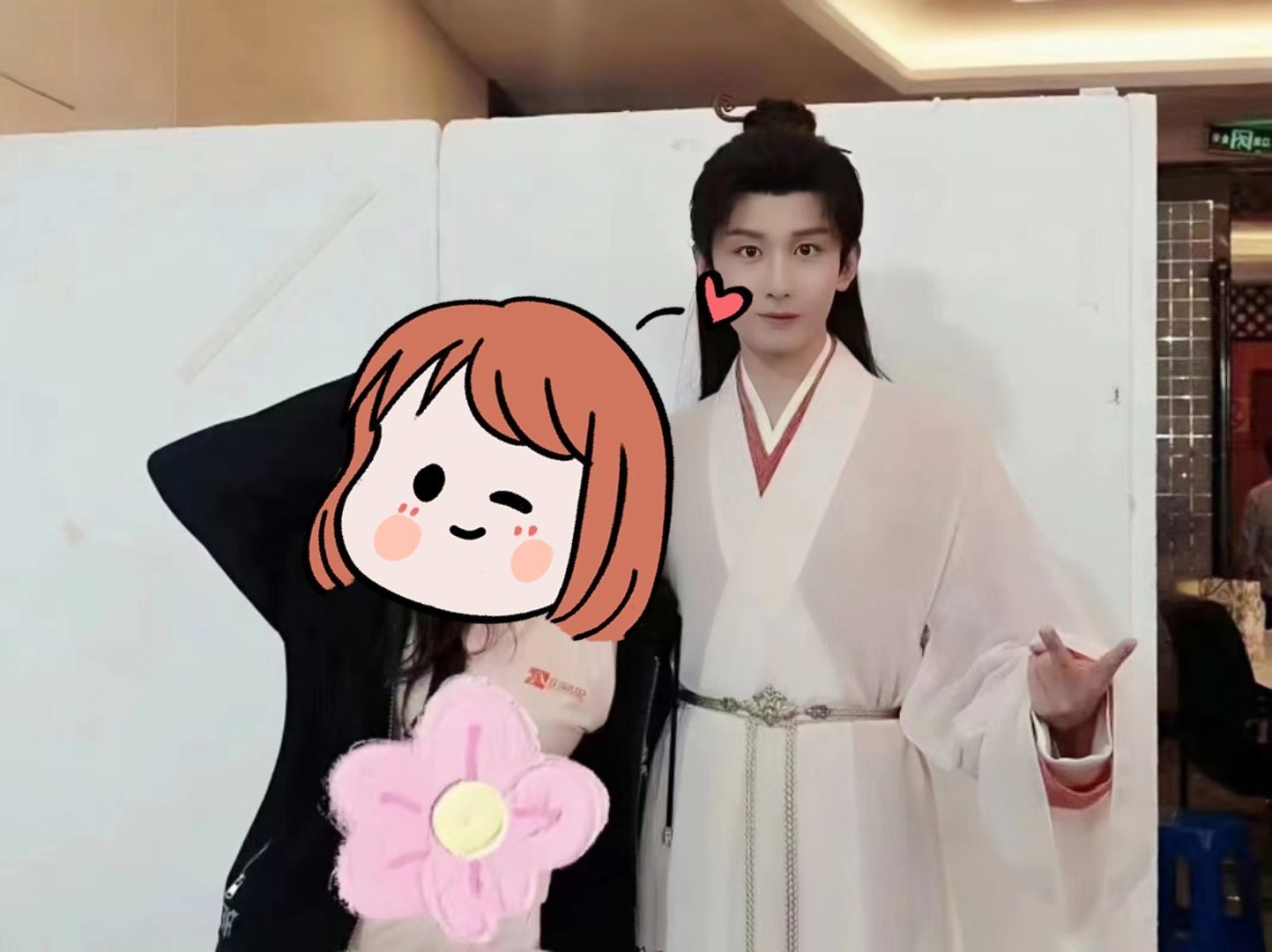 一组成毅李莲花人形立牌合影，花花站在那里，感觉世界都安安静静的！很奇怪，明明同一