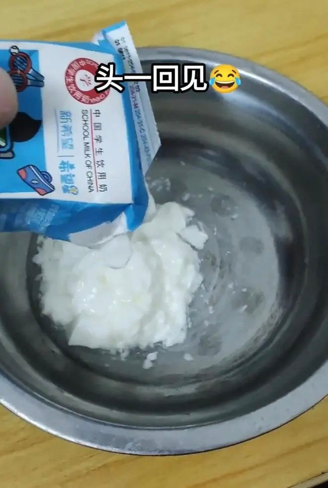 家长曝学校发的饮用奶变质酸臭近日，有家长发视频爆料，广西贺州一小学免费为学生提供