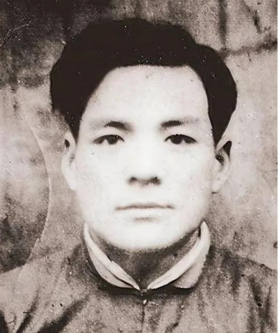 1943年，“大汉奸”林洪洲在路边解手，一个老汉见他孤身一人，直接一锄头把他敲个