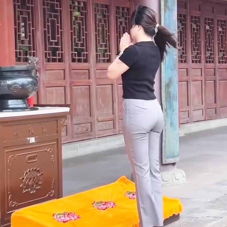 隔壁邻居女儿，今年35岁了，在服装厂上班。1.6米的身高。体态匀称自然，