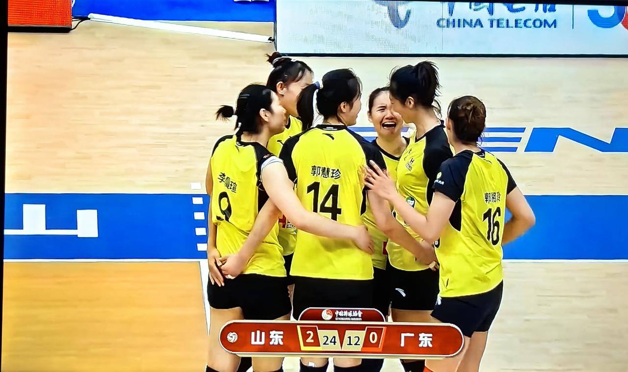 女排全锦赛四强队伍再产生一支，山东女排3：0轻取广东，晋级四强。三局比分是25