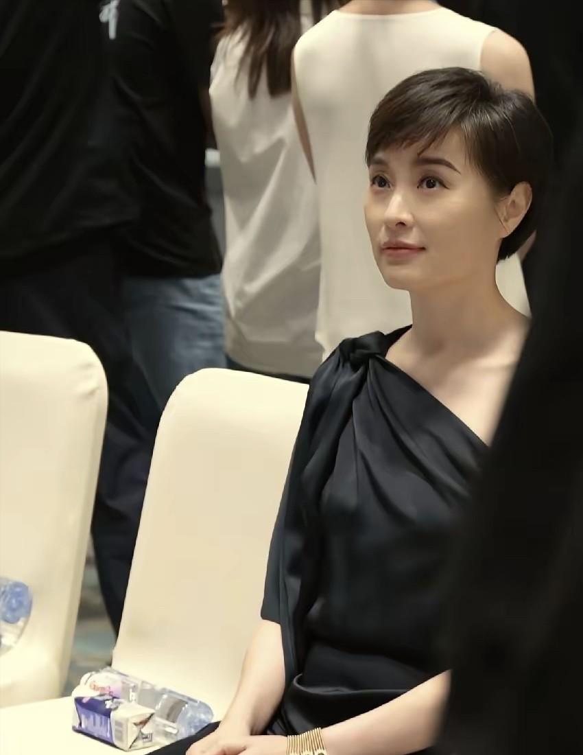 你能想象，53岁的大明星吴越竟然现在还用座机电话呢！原来，作为家庭独生女儿的