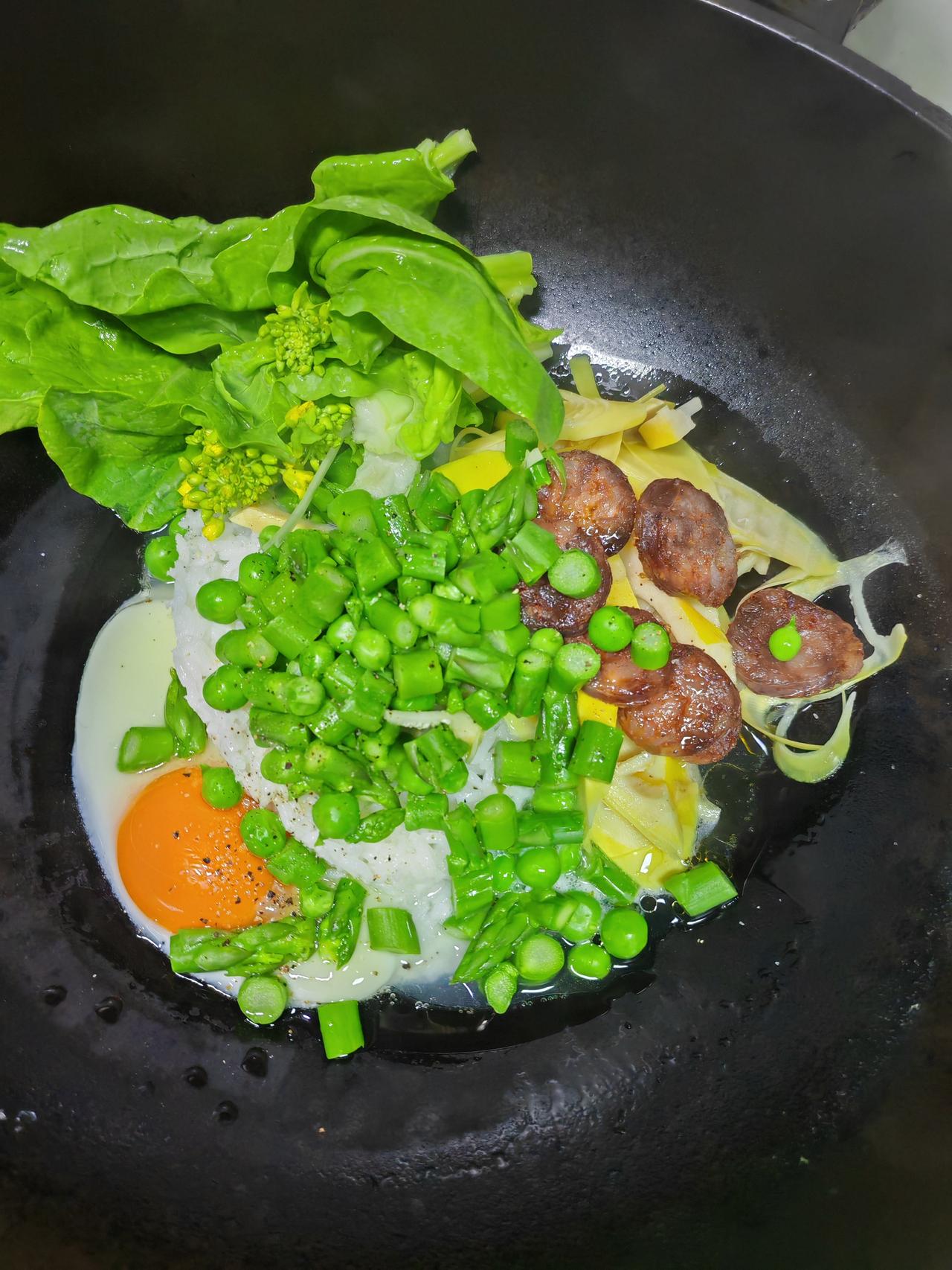 我就用现成的米饭做了个简配版冬去春来饭，主要吃点春天新鲜的青菜，白菜苔和嫩豌豆、