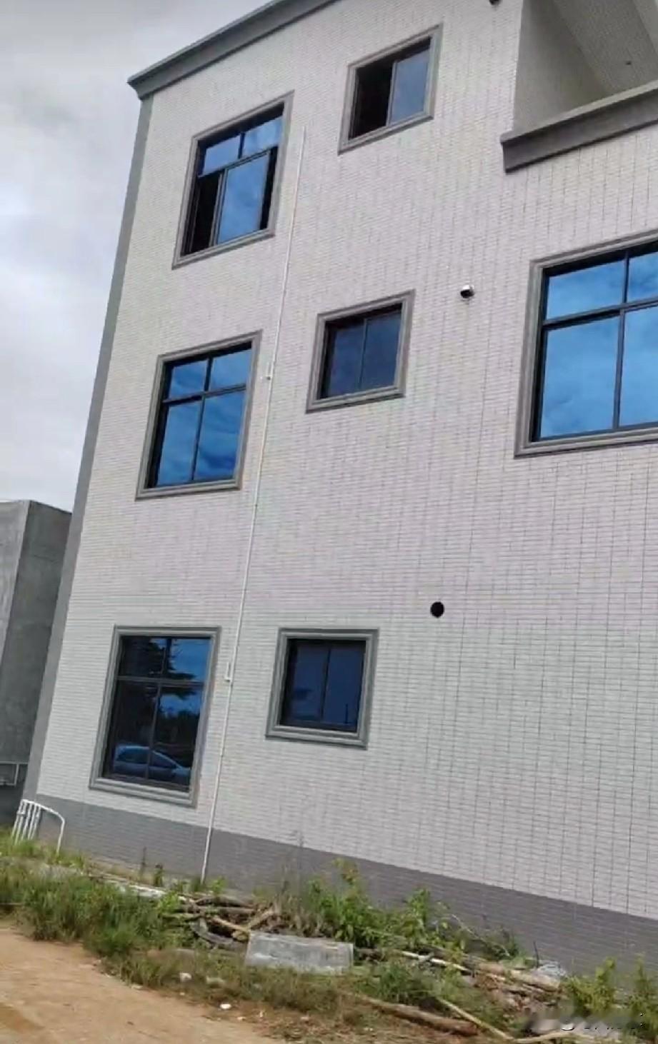 去年回农村老家修的自建房现在才安装门窗，差点成了村里人的笑话！去年预算30万在