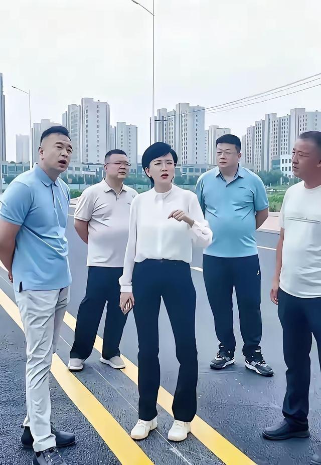 朋友们，下面图片中的女人，大家觉得她应该是什么级别的领导干部？看她处在的核心位置