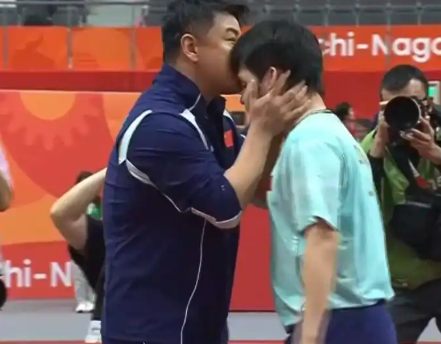 王皓又亲人了。国乒男队十年公开影像里，教练当众亲吻队员只有两次记录，全出自王皓一个人。上一次是巴黎奥