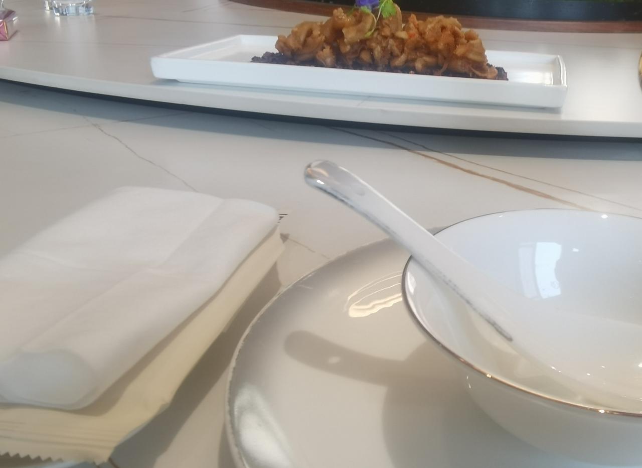 和不熟悉的人聊天有些禁忌吗？昨天参加一个饭局。主人安排我的座位紧靠的是位我