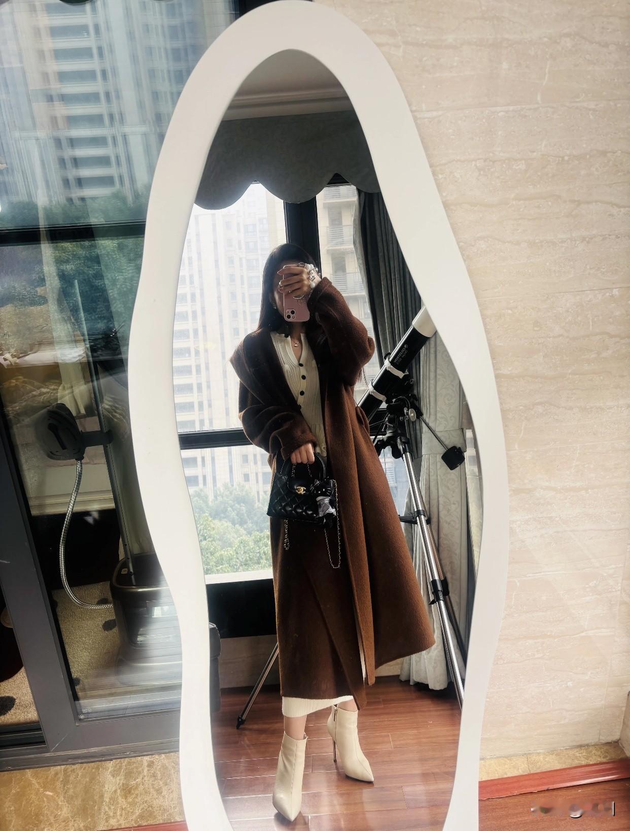 高级感穿搭，温柔风穿搭。暖棕与米白也是温柔风的绝佳选择。燕麦色风衣搭配微喇牛仔，