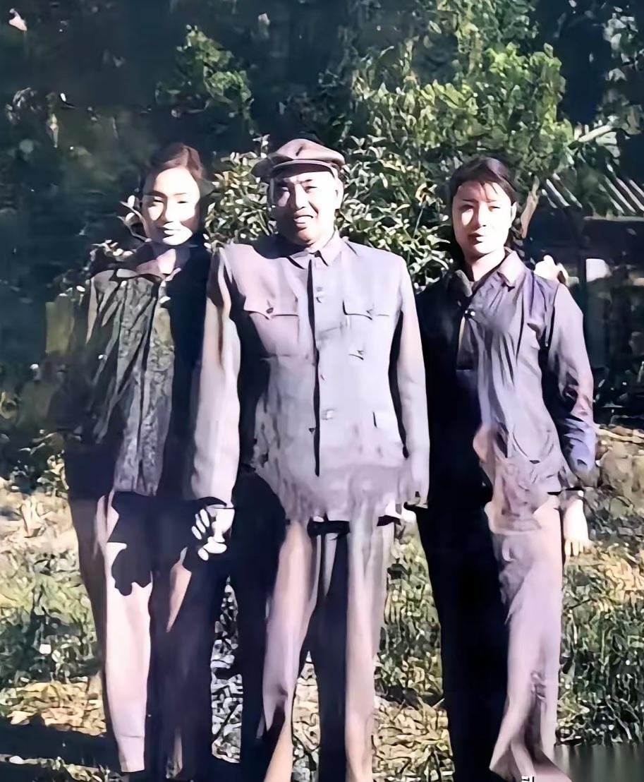 王铎：许世友和两个女儿你们看，许世友将军的两个女儿，多好啊！很文静的样子。