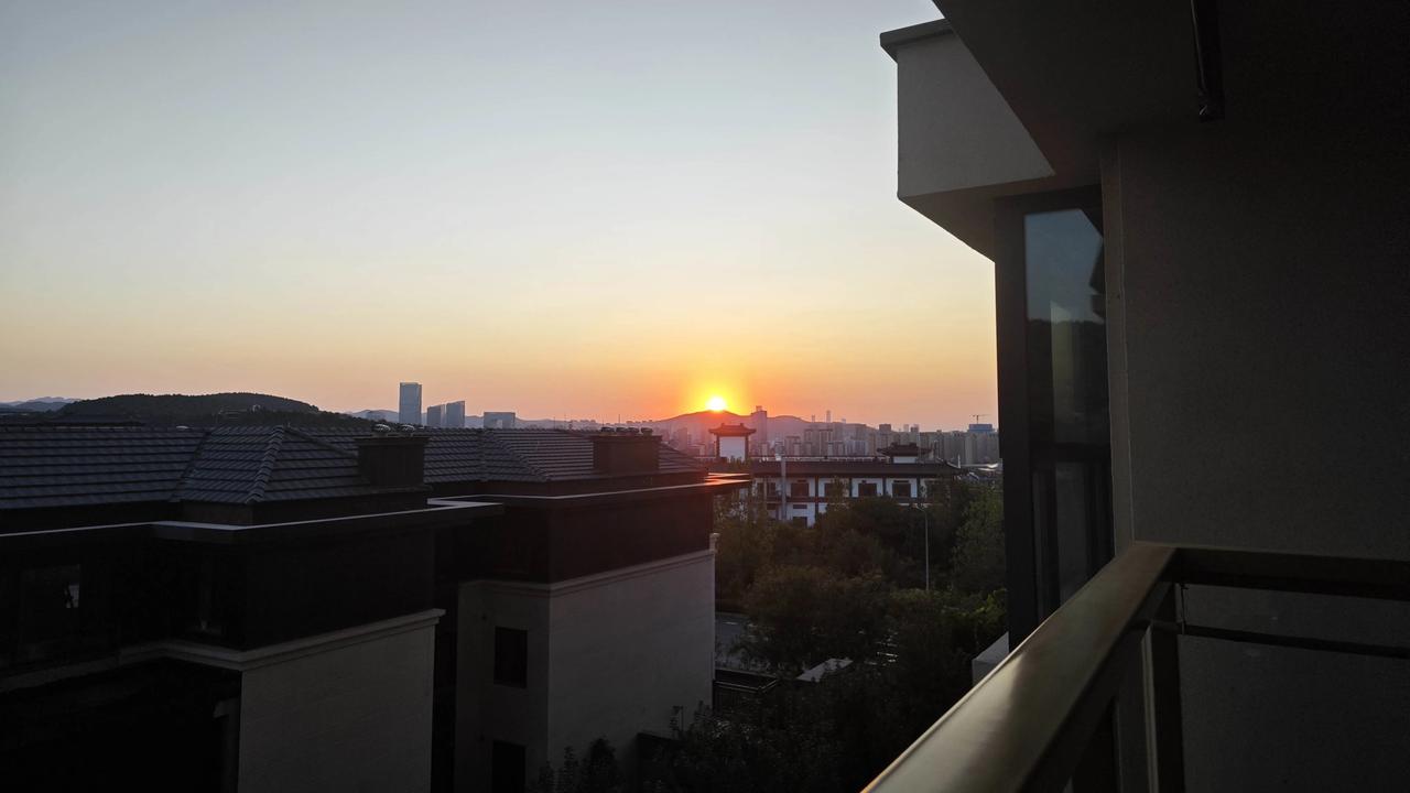 一位著名经济学家说：财富自由其实非常简单！你把钱花掉了，就变成穷人了。只要你不