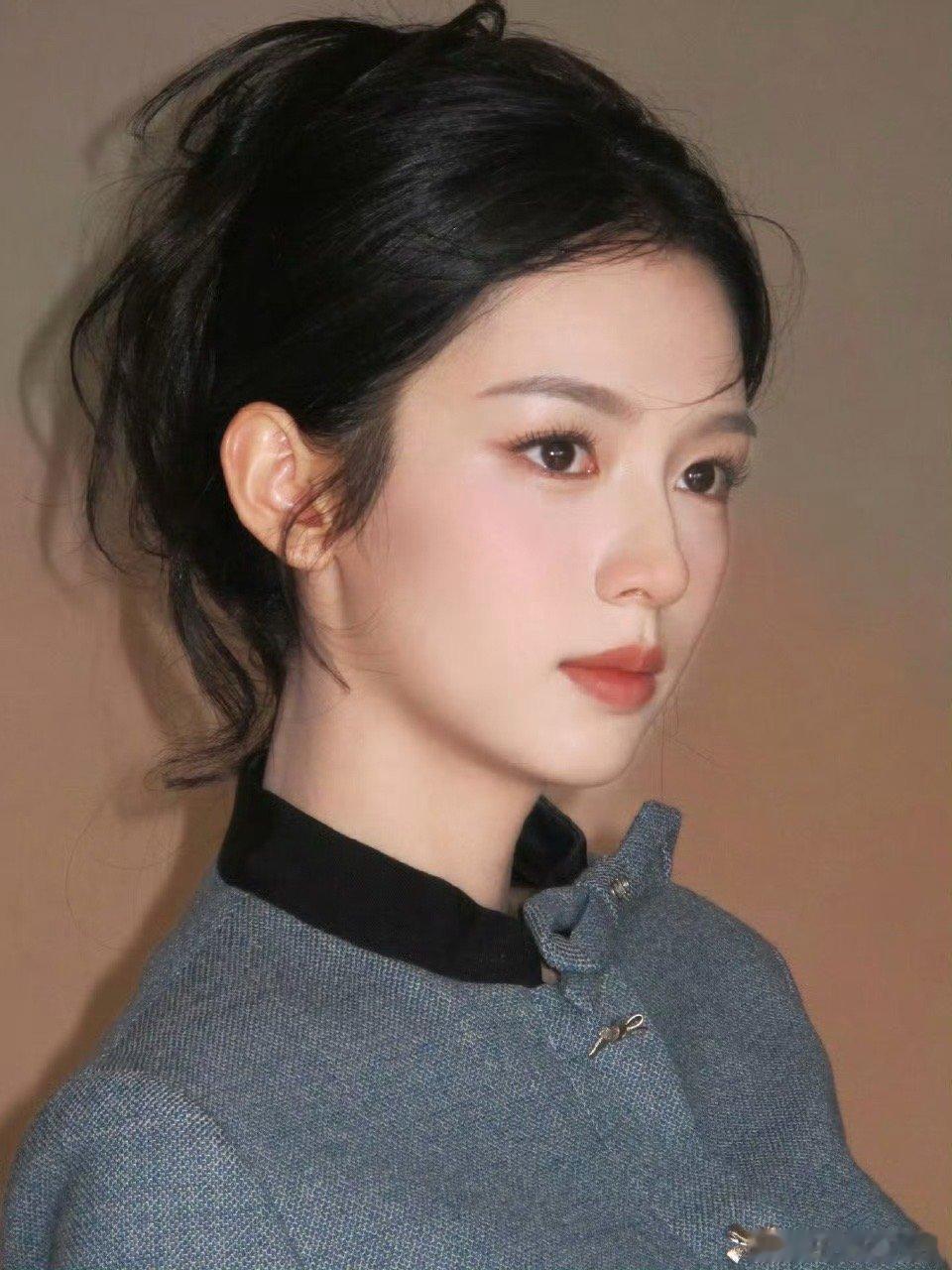 王亚飞给周也化的千金贵女妆谁被老师给化的千金妆美到失语！清透底妆叠碎钻眼妆，贵