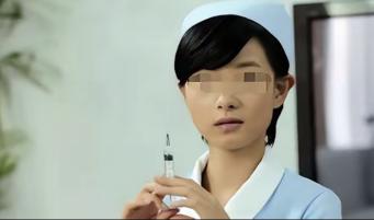 2002年，护士周华突然在医生李仁强的脖子上扎了一针，还嬉皮笑脸地说：跟你开个玩