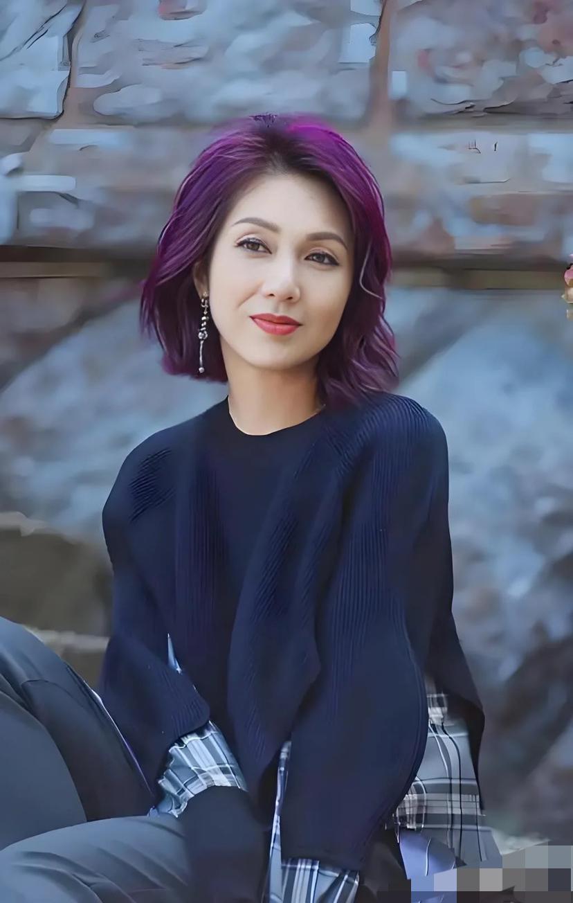 这次香港大火，还在紧急救援中，杨千嬅一个举动彰显了她的大爱，真的不怪她能红这