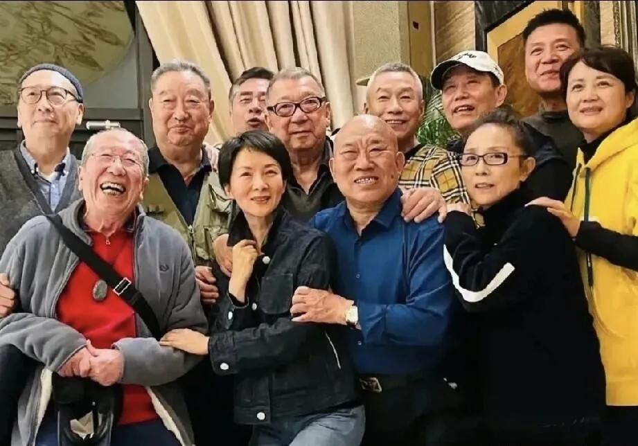 站在最后一排的陈宝国得踮着脚才能看到镜头，陈宝国是业内公认的顶尖老戏骨，手握影视