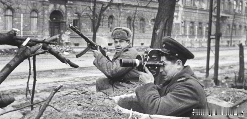 虽然军事摄影师不需要拿起武器冲锋在一线，但是总的来说，他们在战争当中还是比较安全