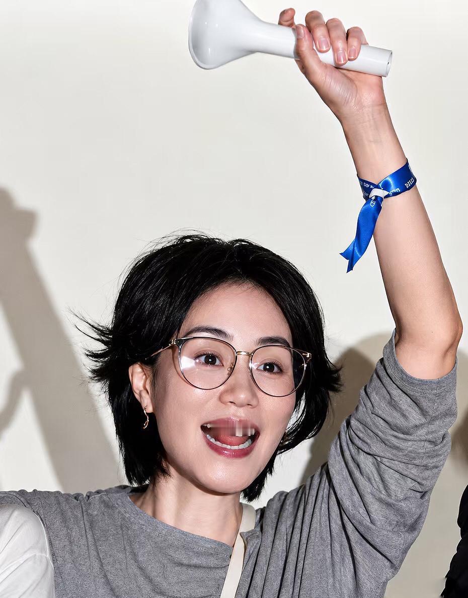谁能告诉一下这是王菲的近照吗？真的58岁这个状态，从几个方面看吧除了她蹦蹦哒