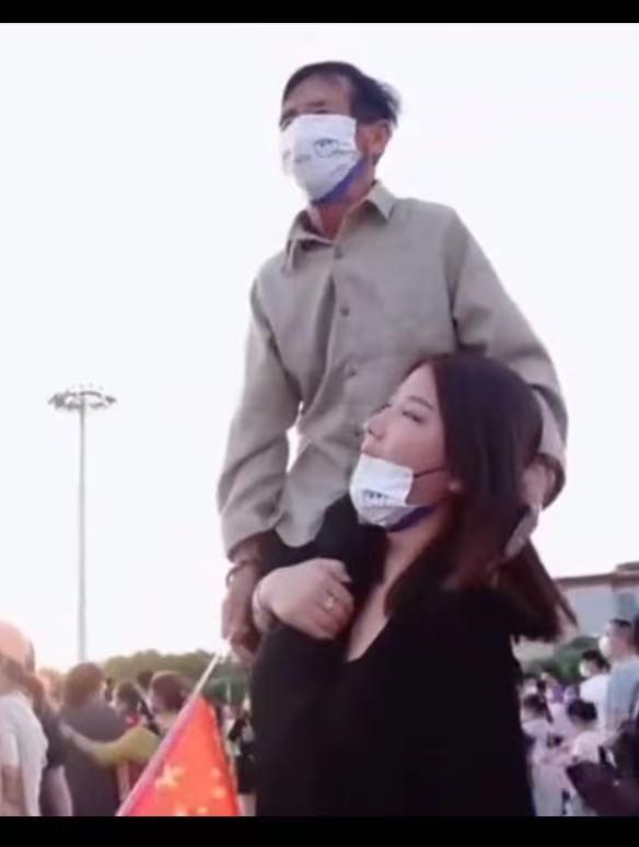 河南一个50岁的光棍，在路边捡回来个女婴，没想到养了十几年被闺女嫌穷！闺女：“你