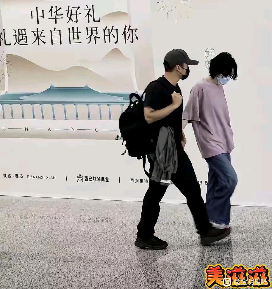 王菲这境界绝了穿着比睡衣还宽大的T恤，散落着头发，就这么潇洒的牵着谢霆锋的手离开