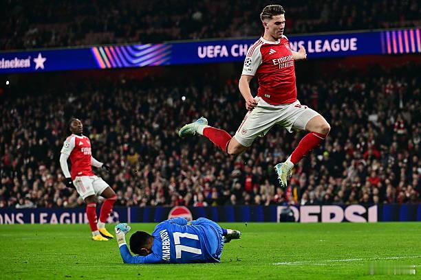 阿森纳3比2凯拉特约克雷斯确实首开纪录，但他的射门技术确实不咋滴。一个合格的中