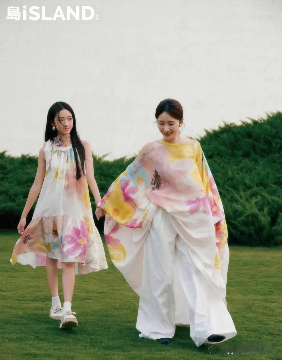 李念和女儿拍了写真大片。她14岁的女儿卡卡面容清秀、五官精致，眉眼像父亲林和平，颜值挺高。​