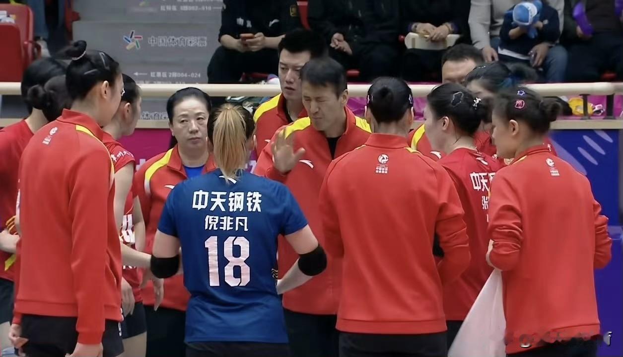 江苏女排输得太惨了！在天津女排的魔鬼主场，输得很干脆，很彻底！合着这个赛季就锻炼