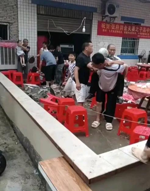 四川升学宴这起事故本来是可以避免的，这家孩子考上的是北方一所大学，而这家人的家里