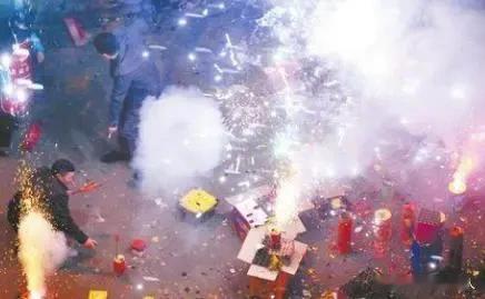 不准春节燃放烟花炮竹，这个春节还有烟火气吗？还有年味吗？春节临近，有很多地区开
