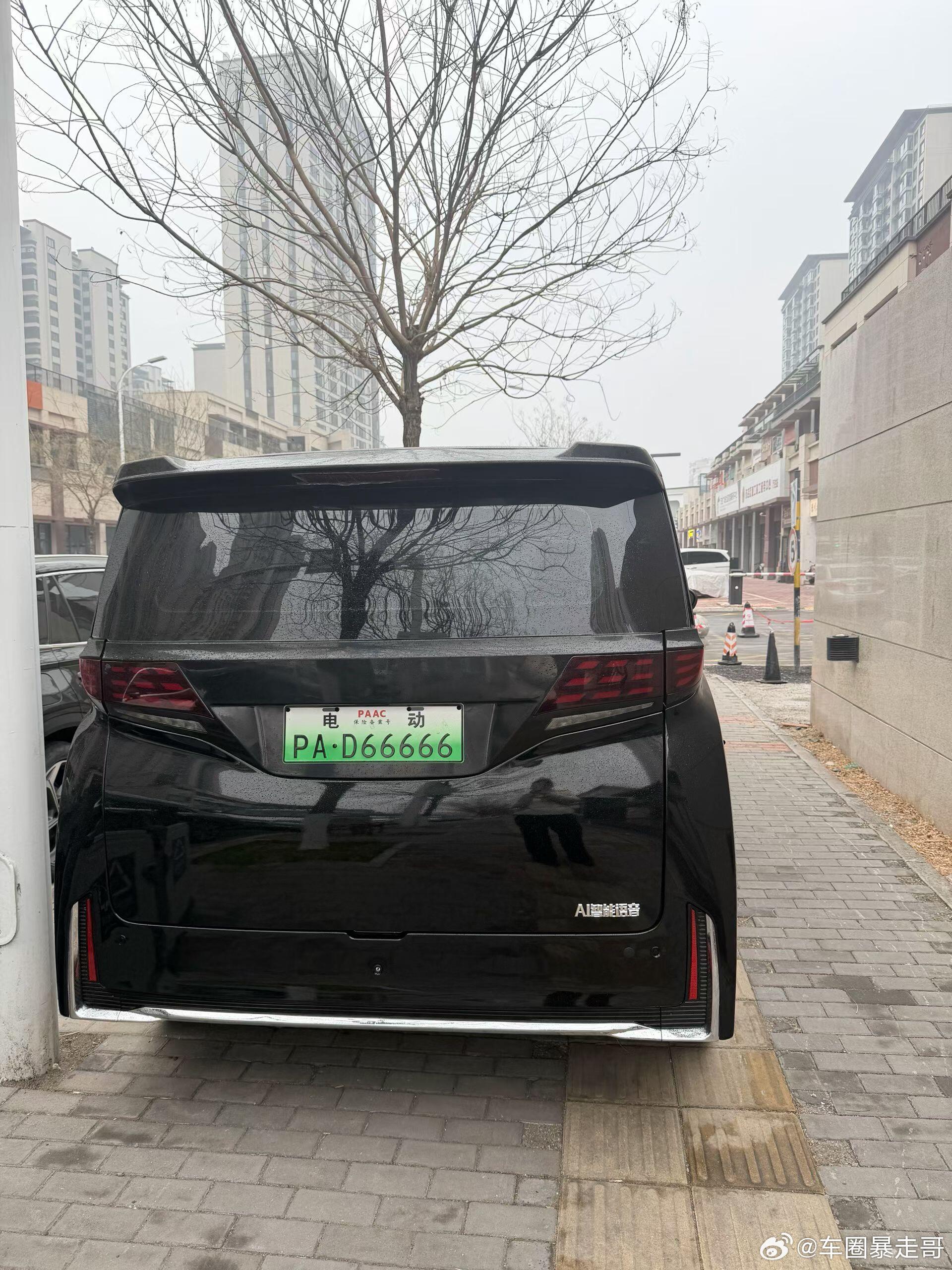 大v聊车不仔细看，以为是什么新款MPV....仔细一看，老头乐