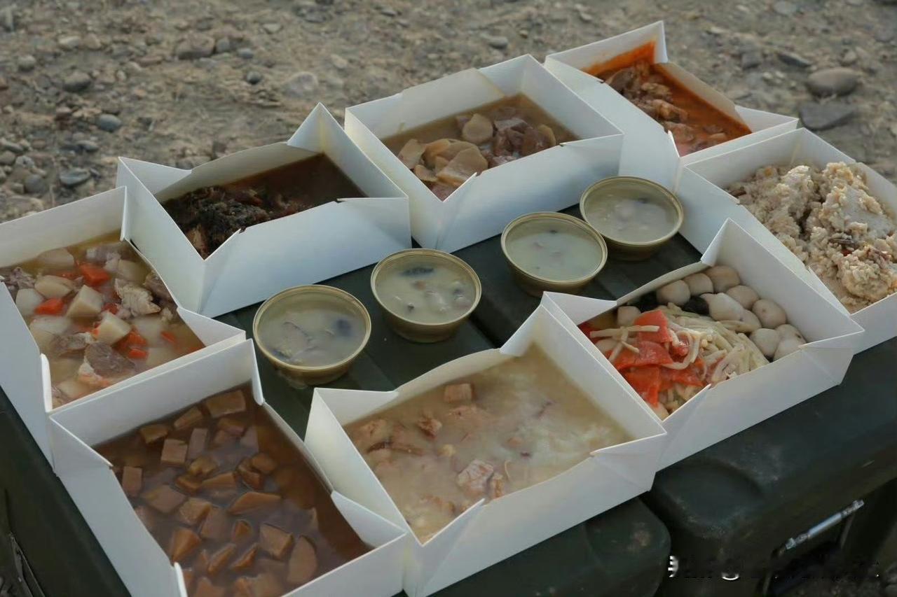 不错，不错，真想不到咱们现在边军巡逻路上，都能吃上热乎乎的八菜一汤了！[墨镜]