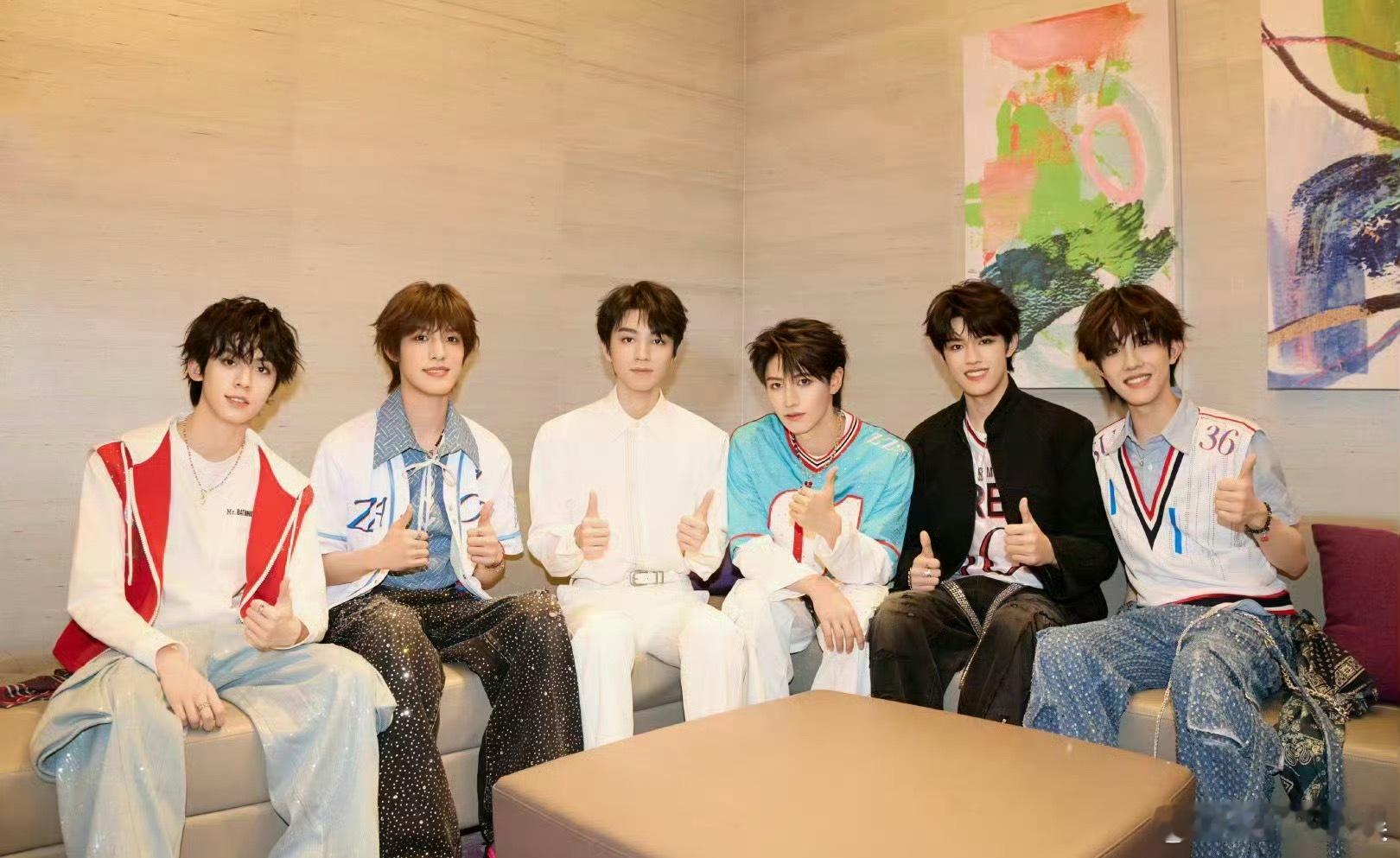 王俊凯朱志鑫两代组合队长C位这么一看，王俊凯确实板正啊，不过，朱志鑫也是很帅的，