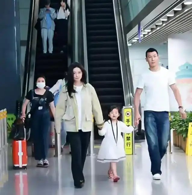 朱珠夫妻带女儿走机场，4岁王珠宝蹦跳不停，她却始终微笑应对，果然熊孩子都一样不好