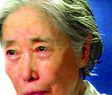 晚年历经半生风雨的王光美，在2006年病重弥留之际，对着女儿刘亭忽然抱拳拱手，一