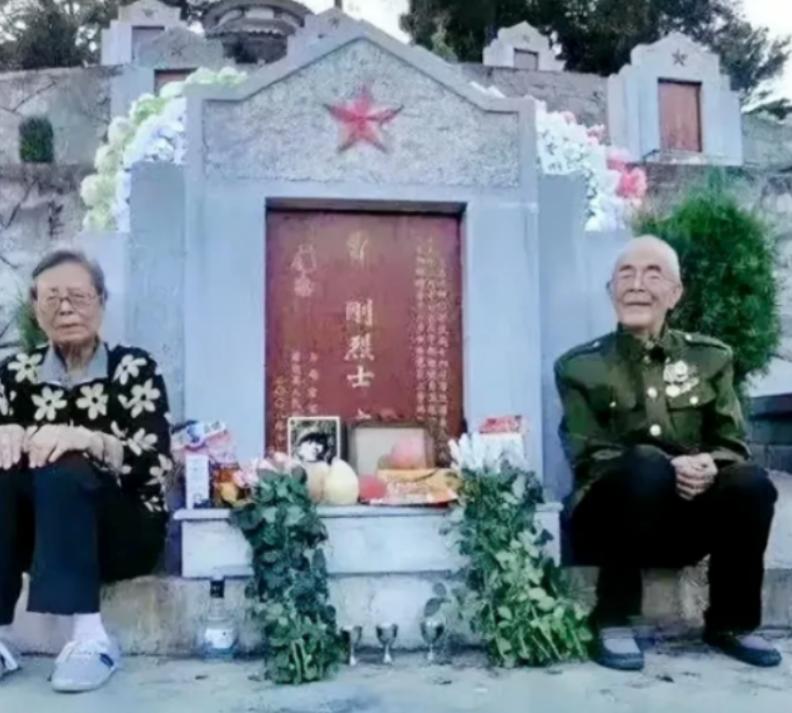 泪目了！2022年，两位老人感觉去日无多，趁有生之年千里迢迢来到儿子的墓前，他们