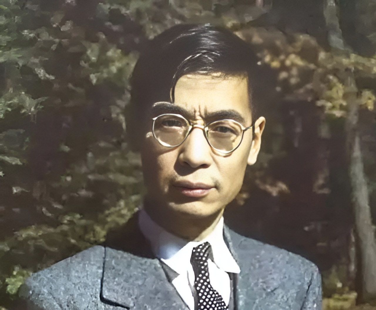 1968年，一架飞机在北京坠毁，搜救人员发现两具特殊的遗体，两个男人死死抱在一起