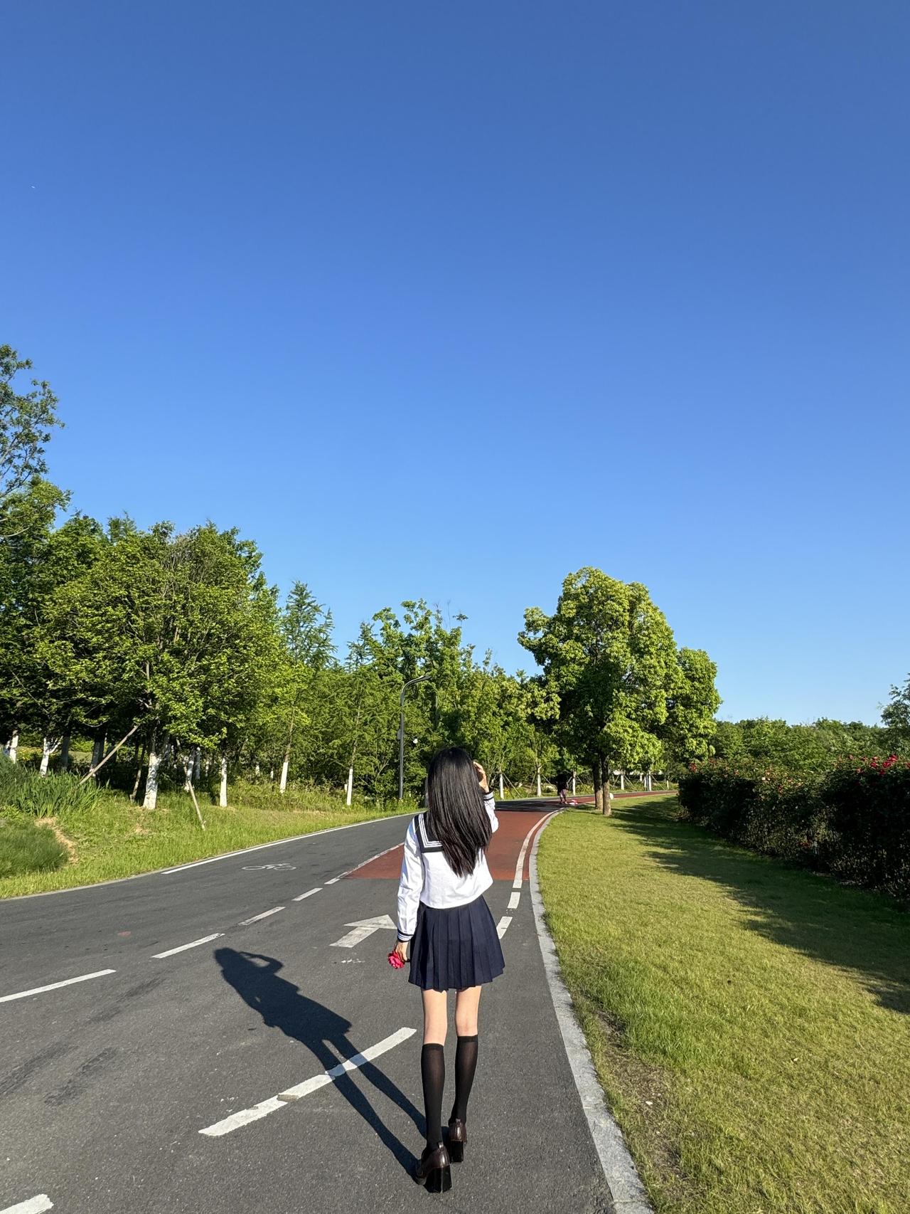 苗京京说中年之后，才明白：万般皆苦，唯有自渡年轻时候遇到点难处，总想着