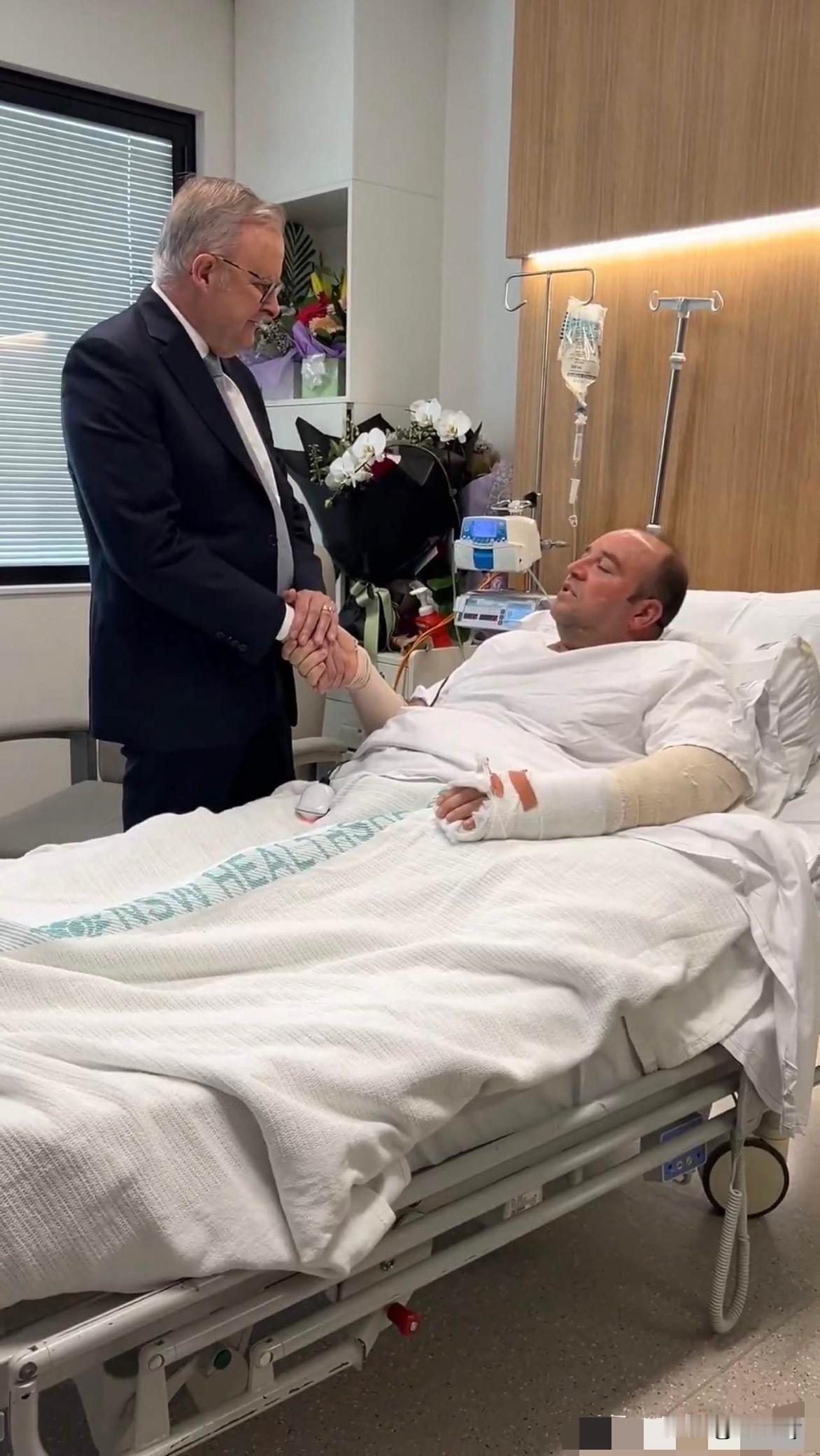 澳大利亚悉尼邦迪海滩那位徒手抢夺枪支的勇士艾哈迈德，躺在医院重症监护室里，已经脱