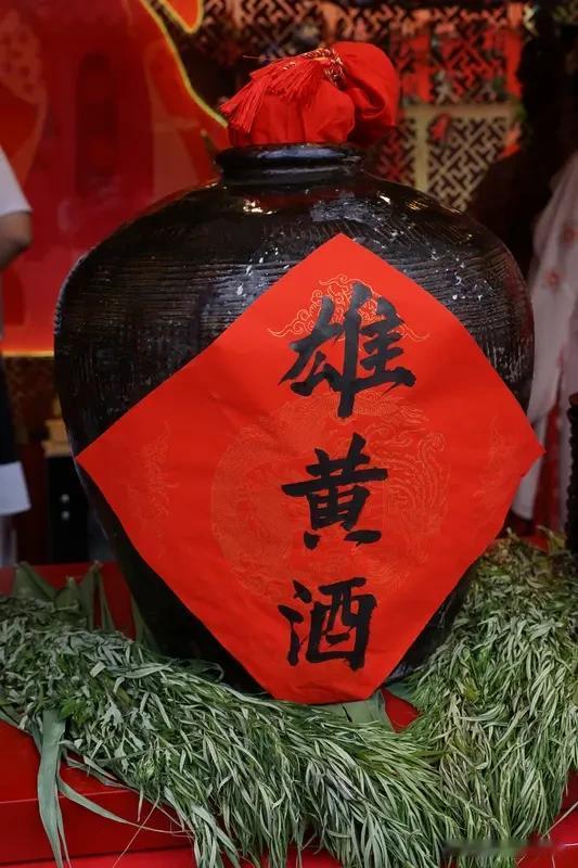 端午节喝雄黄酒对身体有好处吗？这杯“千年毒酒”我们还要不要干？“饮了雄黄酒，