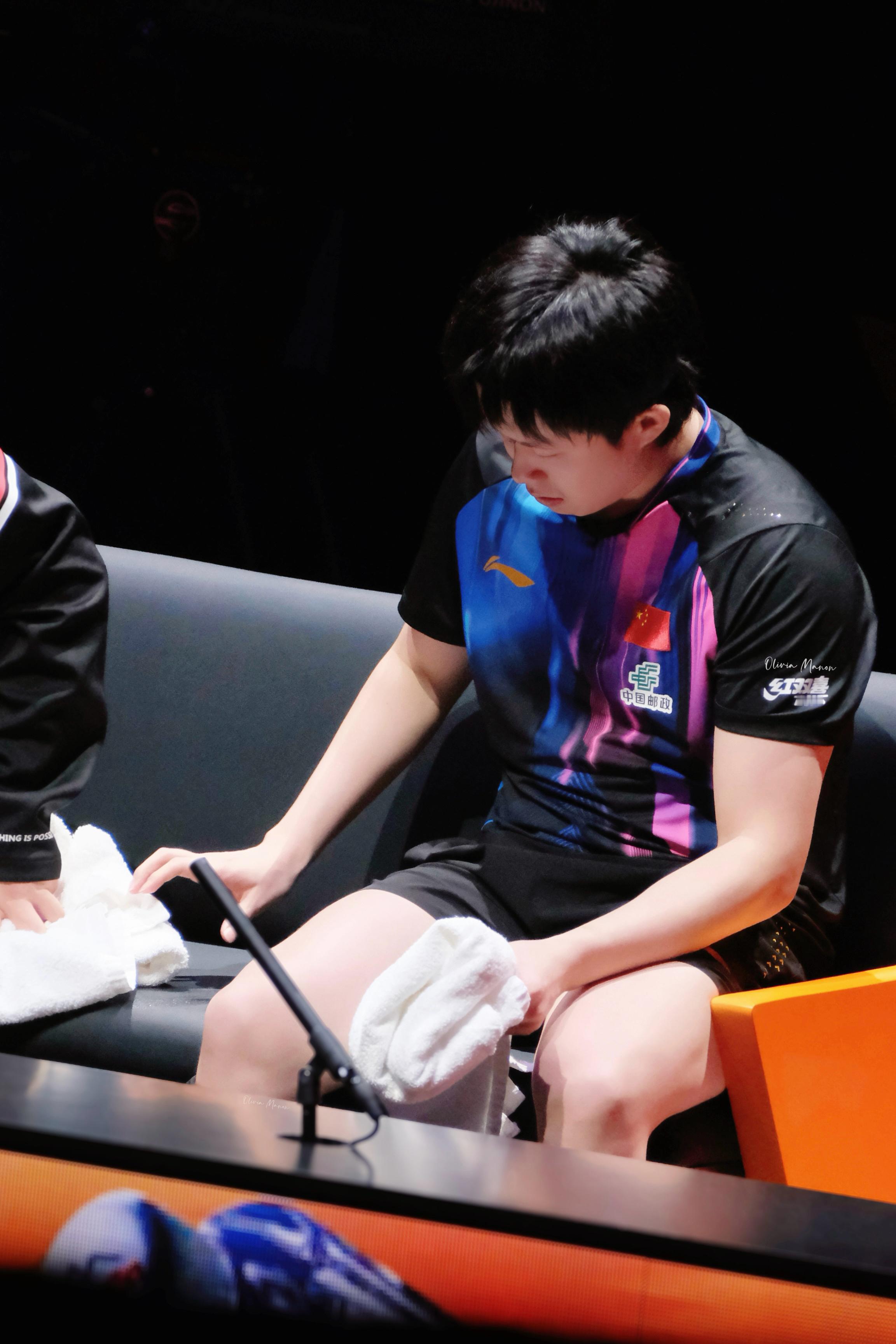 刚刚自己坐的地方有汗教练在帮他擦掉小王马上就乖乖拿着毛巾自己去擦真的好乖啊