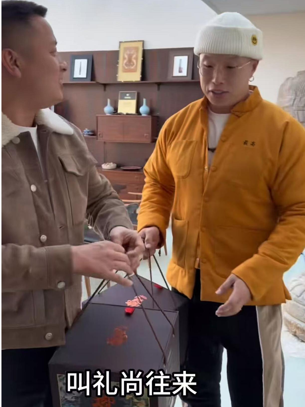 德云社副总烧饼到好朋友家做客，用三支艾条换了两箱礼物，来了一出贼不走空的戏码！喝