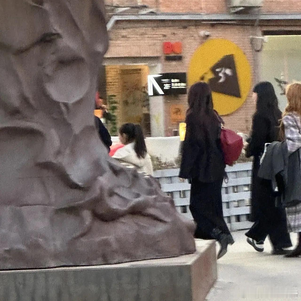 有网友在北京偶遇董璇小酒窝，母女俩真的好爱逛街，经常被偶遇！她们好像在金茂府住，