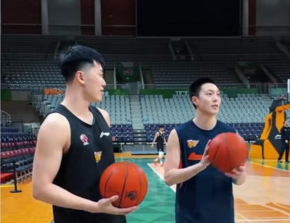 开心！张皓嘉请广东队吃饭，徐杰、胡明轩乐开了花。CBA常规赛，迎来了一场焦点比