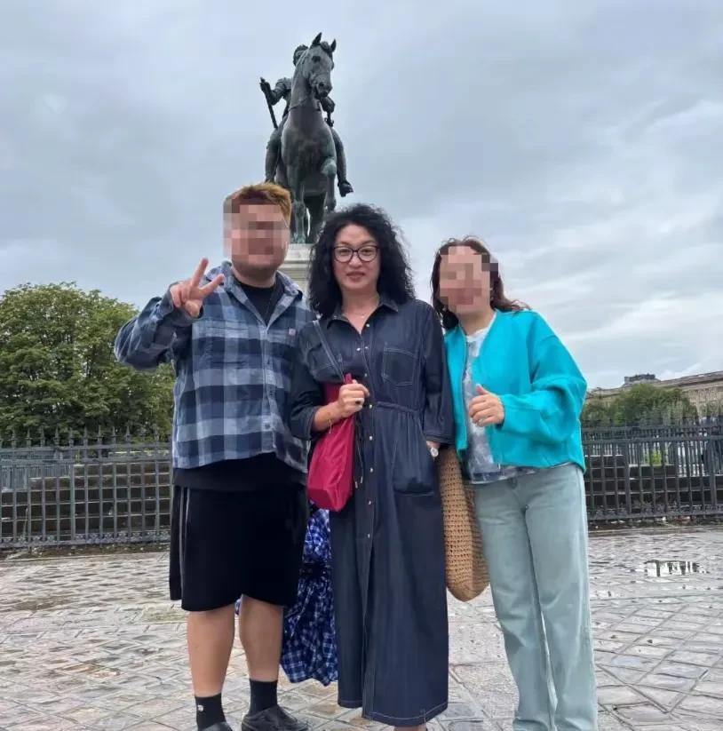 58岁金星在法国被偶遇，她现在越来越男性化，发腮发福满脸皱纹，乍一看还以为是刘欢