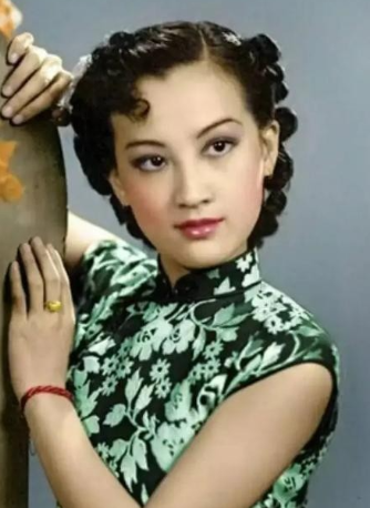 1950年，影星赵丹在深圳见到了曾经的搭档周璇，此刻她却大着肚子，精神恍惚的站在