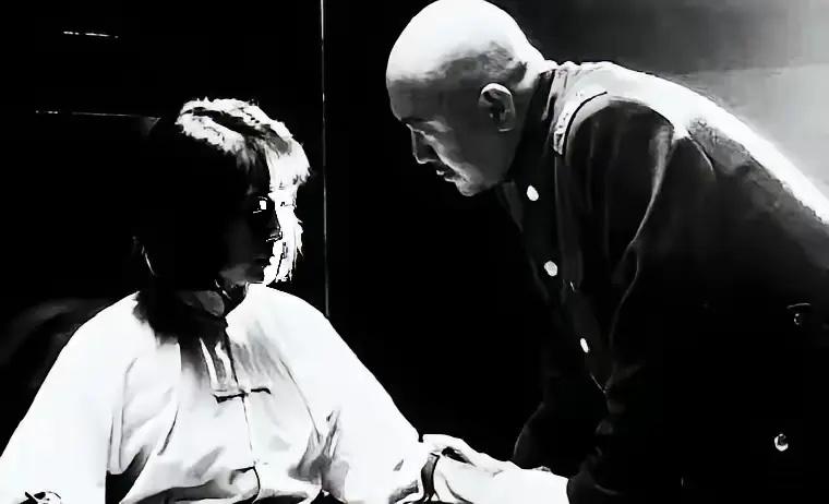 1941年，汉奸头子周世奎半夜审讯女地下党，当他掀开对方头发时，却瞬间面如死灰，