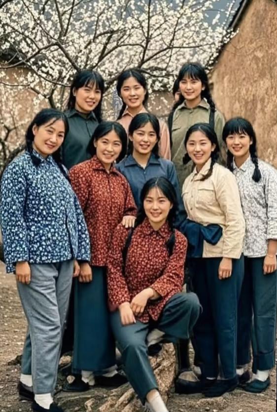 80年代的老照片，据说图中有10位美女可我只看到九位呀！还一个藏在哪你能找到