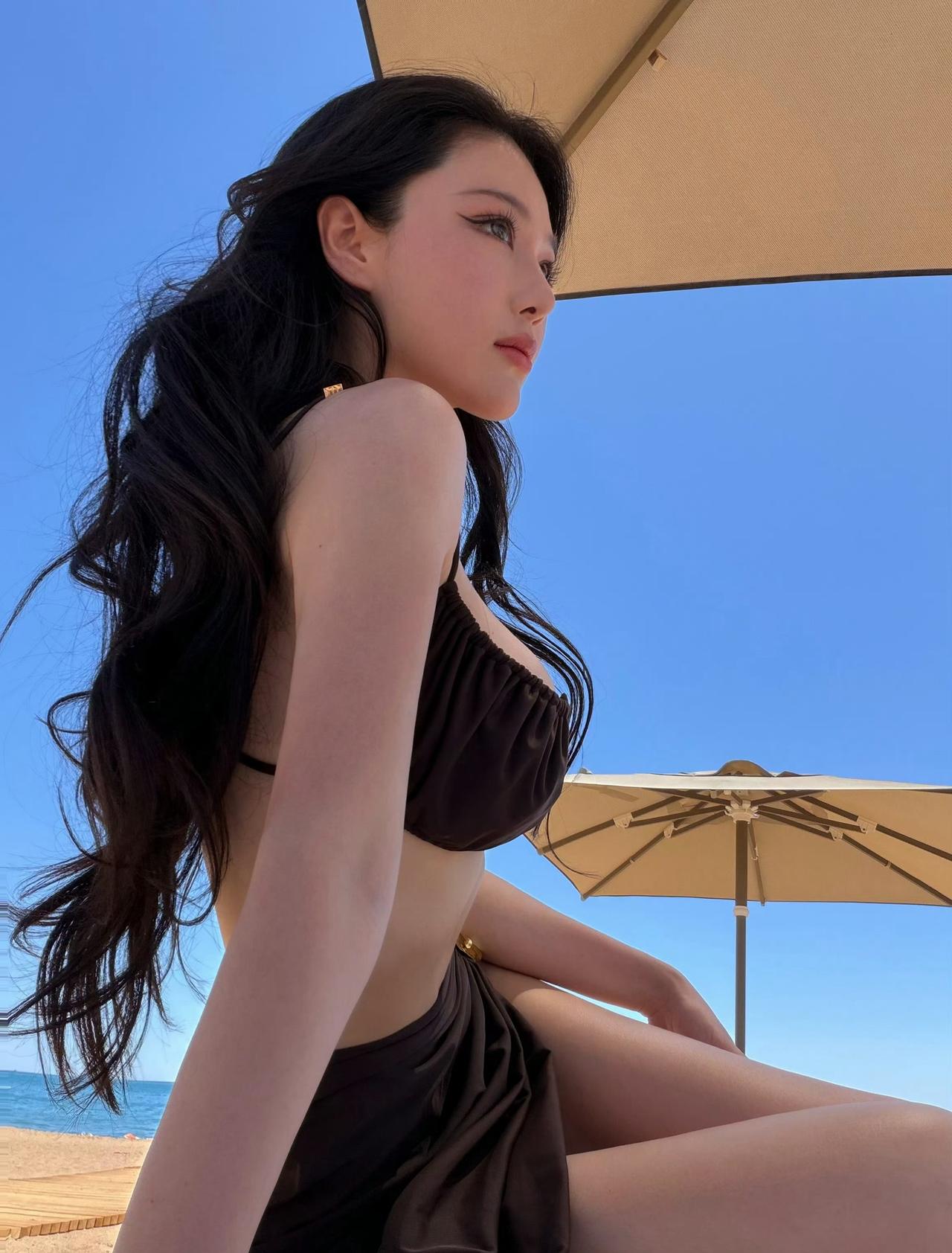 张馨予海边比基尼造型氛围感直接焊死在沙滩上🏖️松弛感拉满度假随性自在