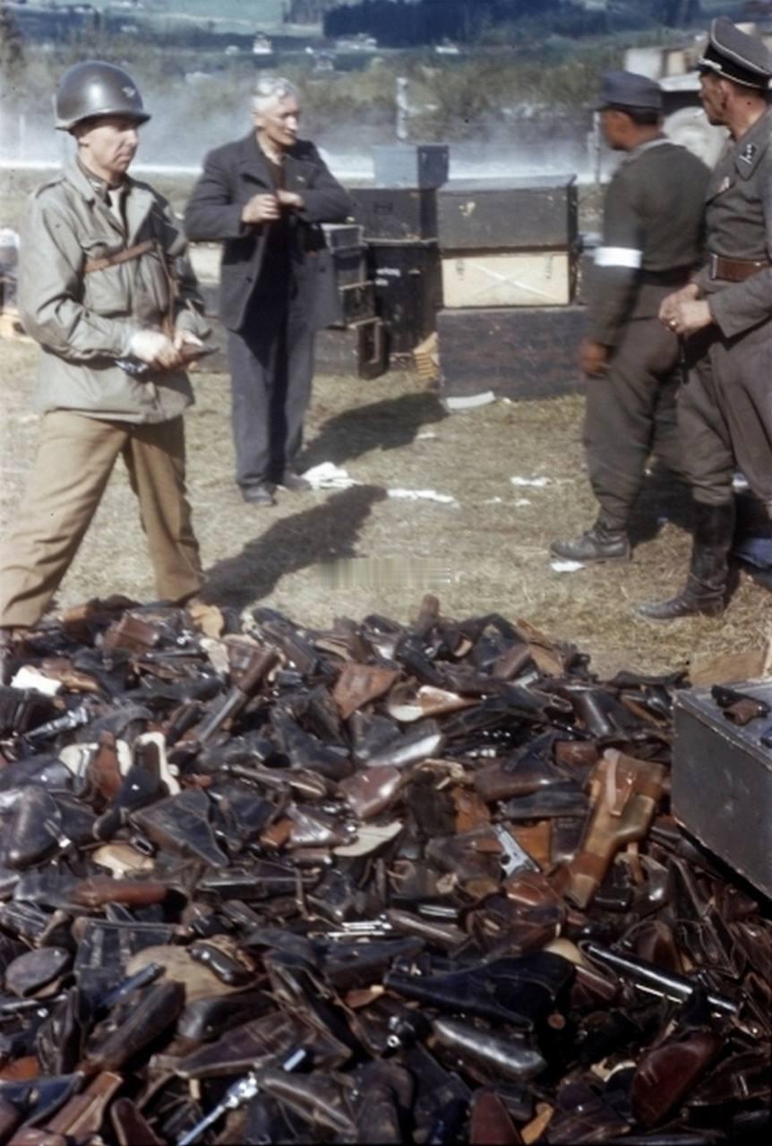 照片中的历史1945年5月，在奥地利的德国党卫军🎁美军投降。这一地的德国手枪