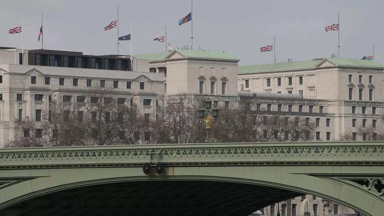 不许美国使用本国基地，美英要“分手”了？最近，英国明确表态：不会批准美国使用