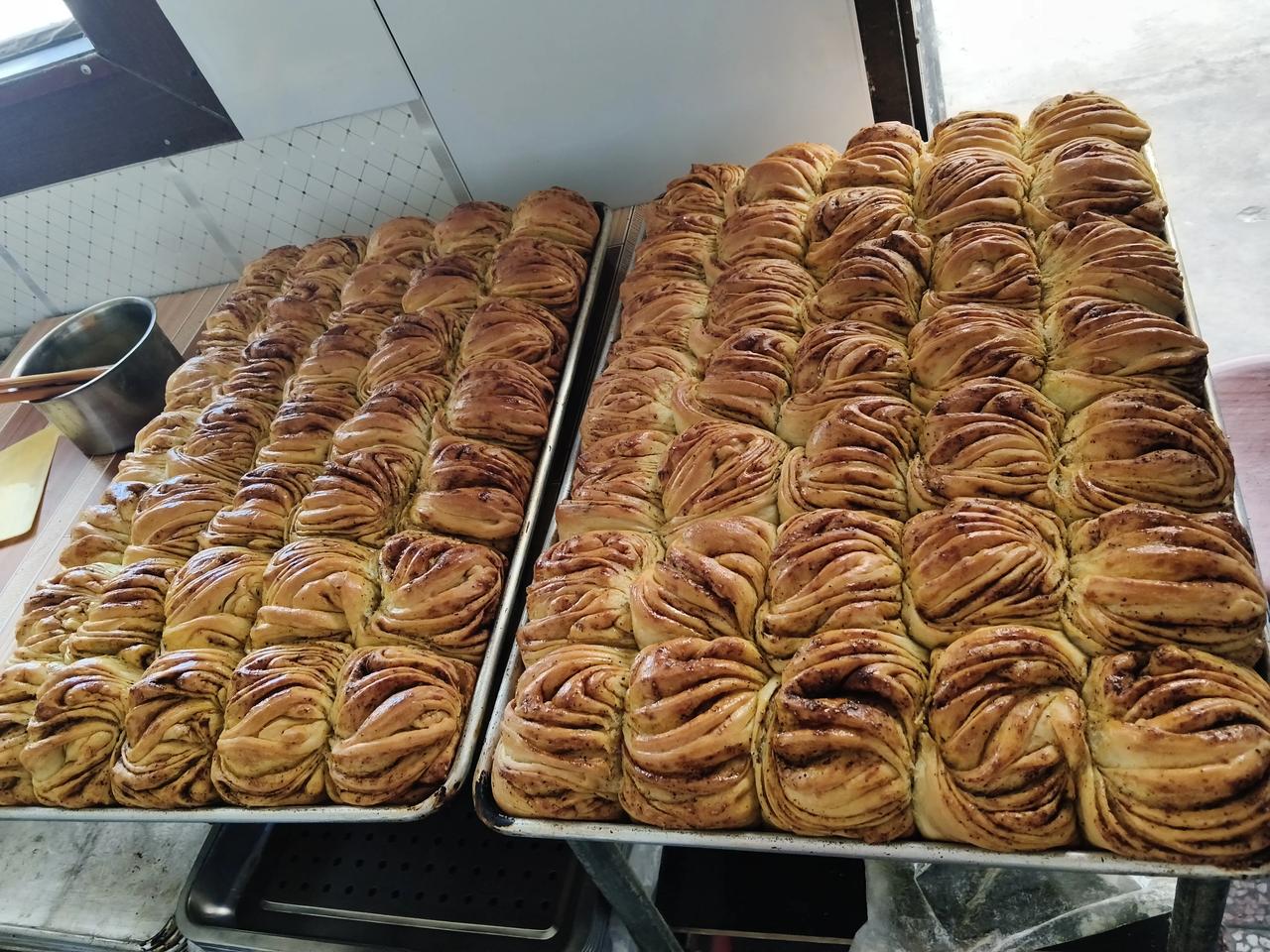 今天就让我赶上了，早上到了永登县苦水镇才是9点半，这些玫瑰饼都已经做熟了。这家