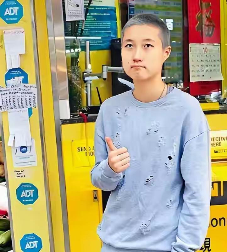 吴卓林“落魄”现状的原因，是成龙icon始终拒不认她这个女儿，自她出生起，成龙